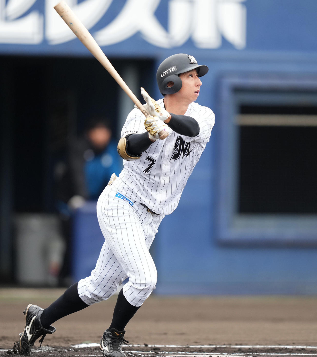 投手ヤクルト鈴木の時、右二塁打を放つロッテ福田（撮影・鈴木みどり）