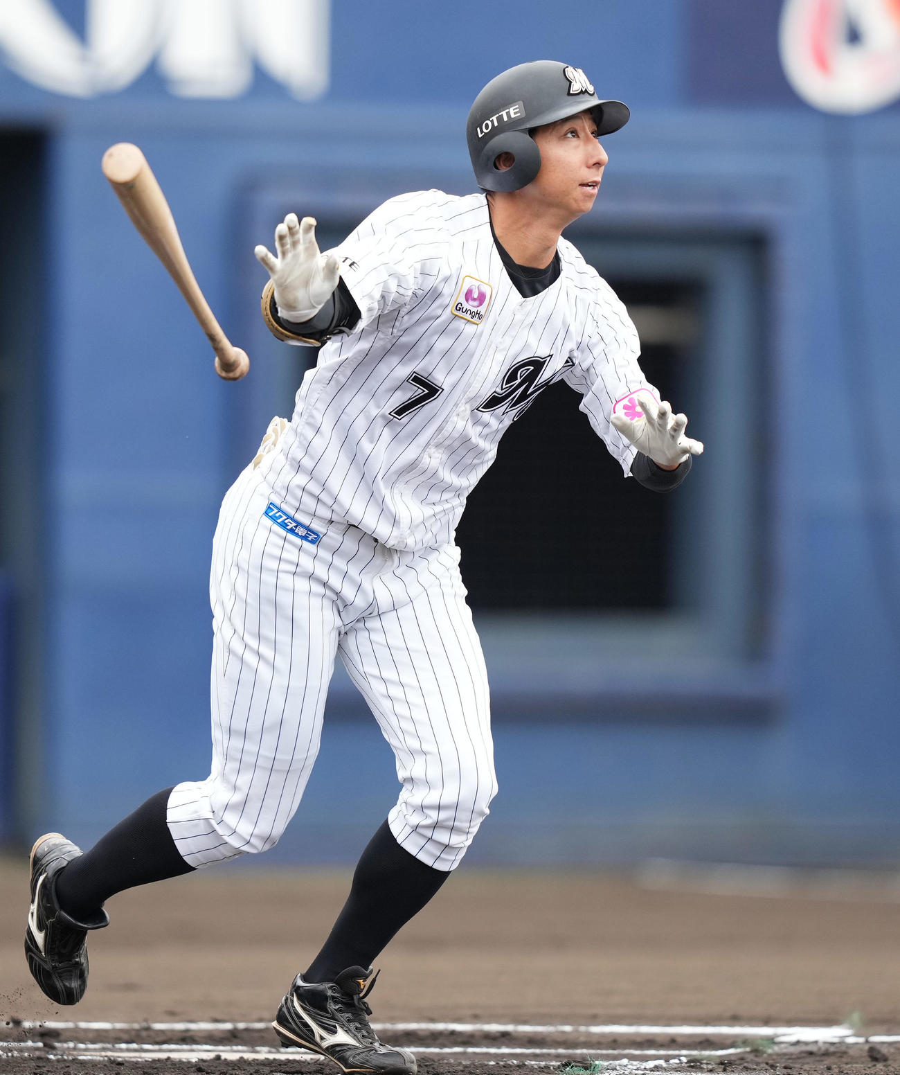 投手ヤクルト鈴木の時、右二塁打を放つロッテ福田（撮影・鈴木みどり）