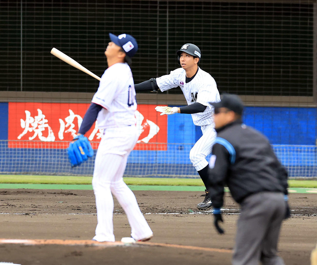 シート打撃で右越え適時二塁打を放つ福田。投手鈴木（撮影・浅見桂子）