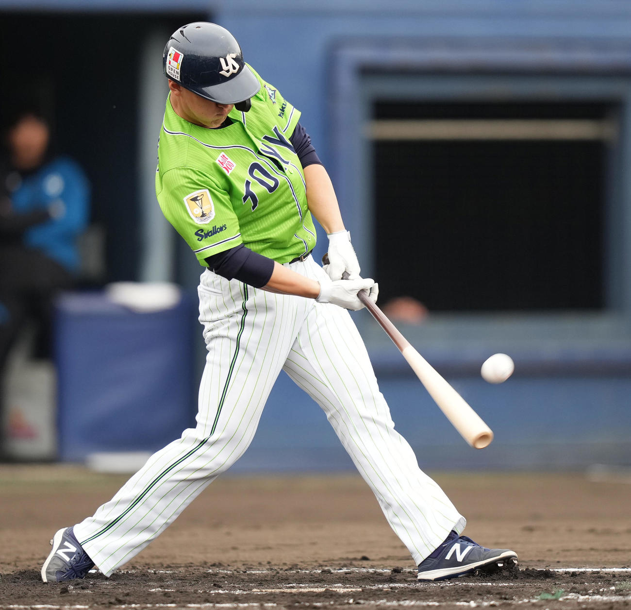 投手DeNA笠原から左越え2点本塁打を放つヤクルト中山（撮影・鈴木みどり）