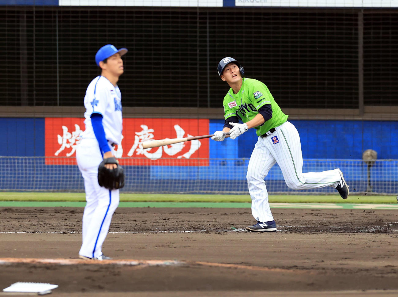 シート打撃で2点本塁打を放つ中山翔。投手笠原（撮影・浅見桂子）