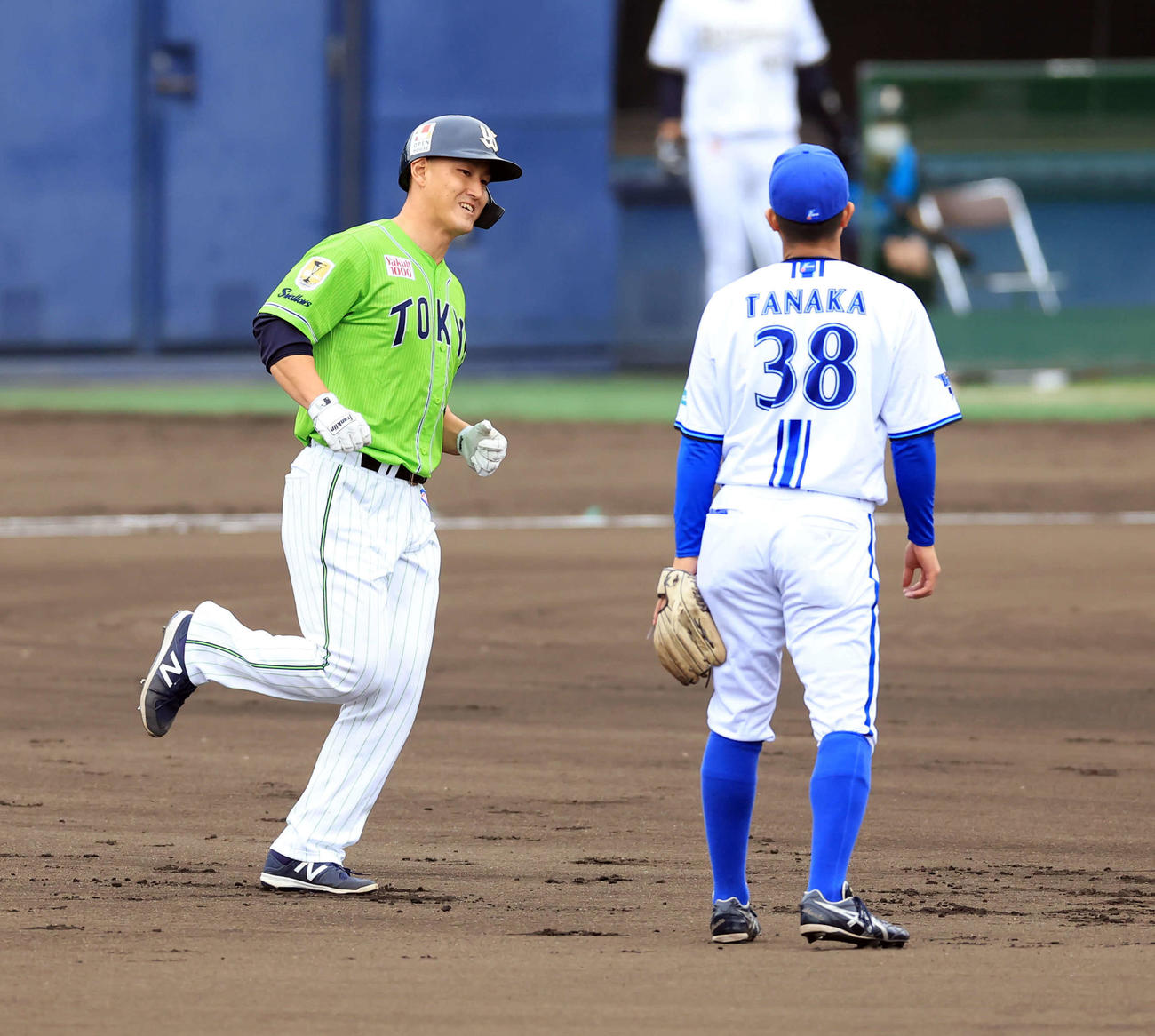シート打撃で2点本塁打を放ち、笑顔で二塁を回る中山翔（左）。右は田中（撮影・浅見桂子）