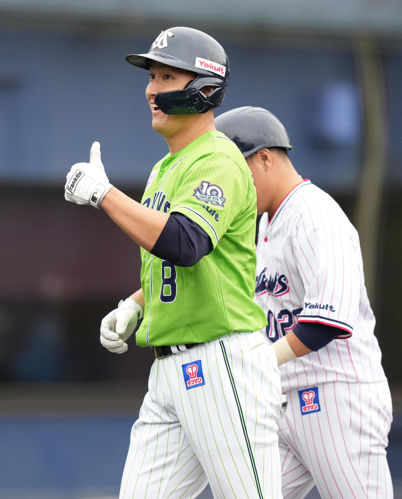 投手DeNA笠原から左越え2点本塁打を放ったヤクルト中山は生還し笑顔（撮影・鈴木みどり）