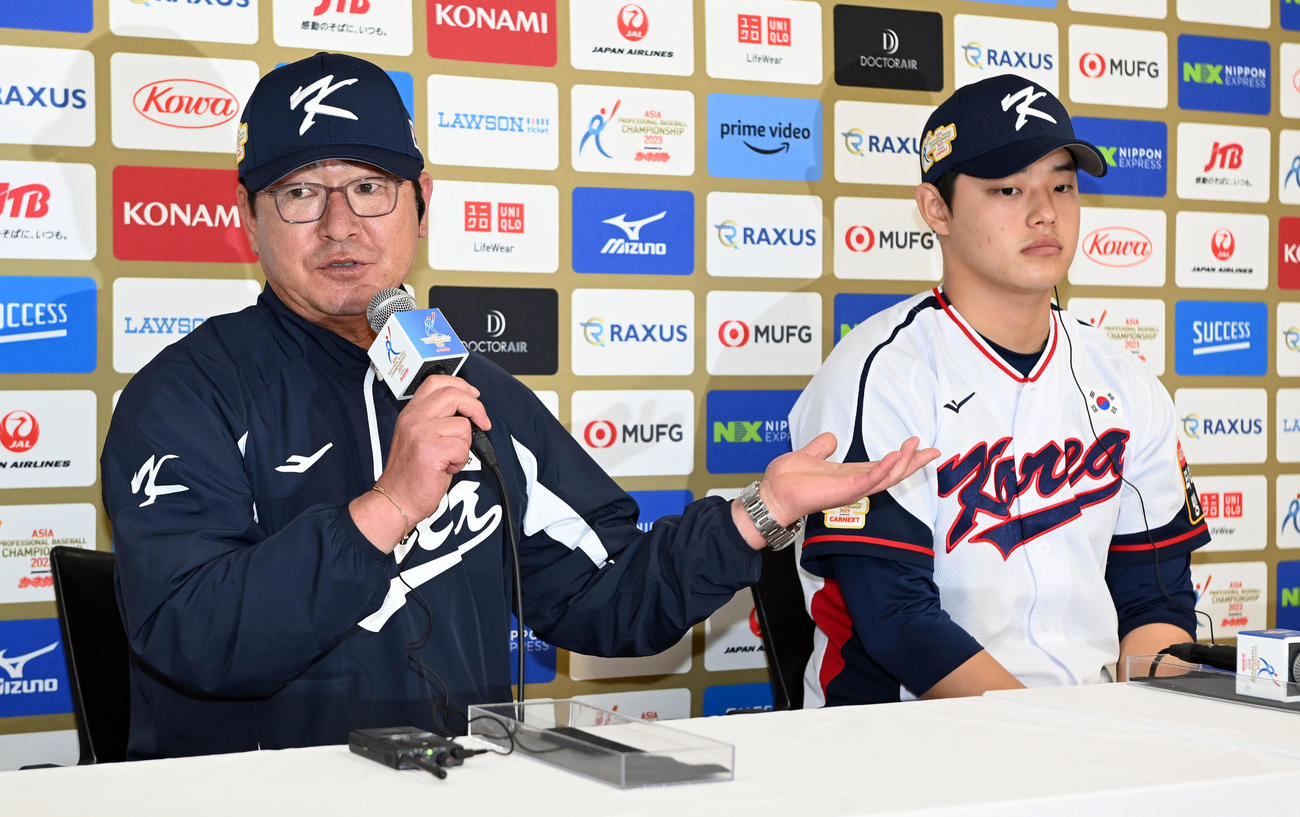 前日会見の臨んだ韓国柳仲逸監督（左）と文棟柱（撮影・たえ見朱実）