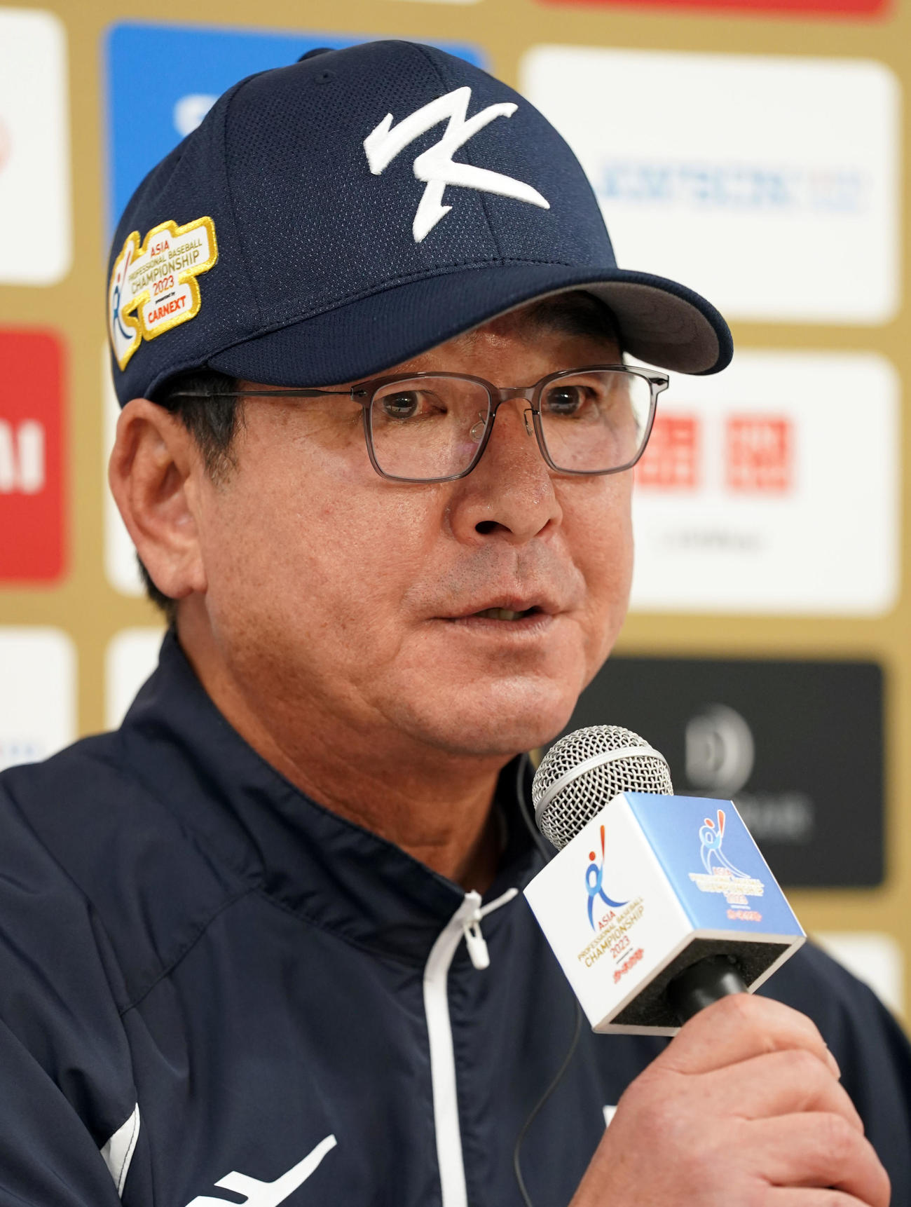 前日会見の臨んだ韓国柳仲逸監督（撮影・たえ見朱実）