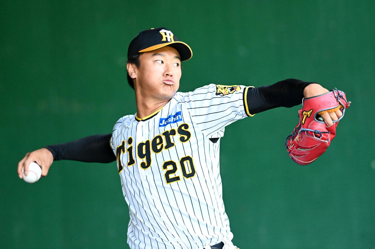 ブルペンで投球練習を行う森木（撮影・前岡正明）