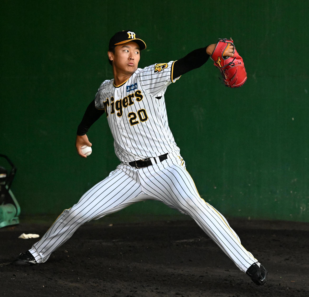 ブルペンで投球練習を行う森木（撮影・前岡正明）