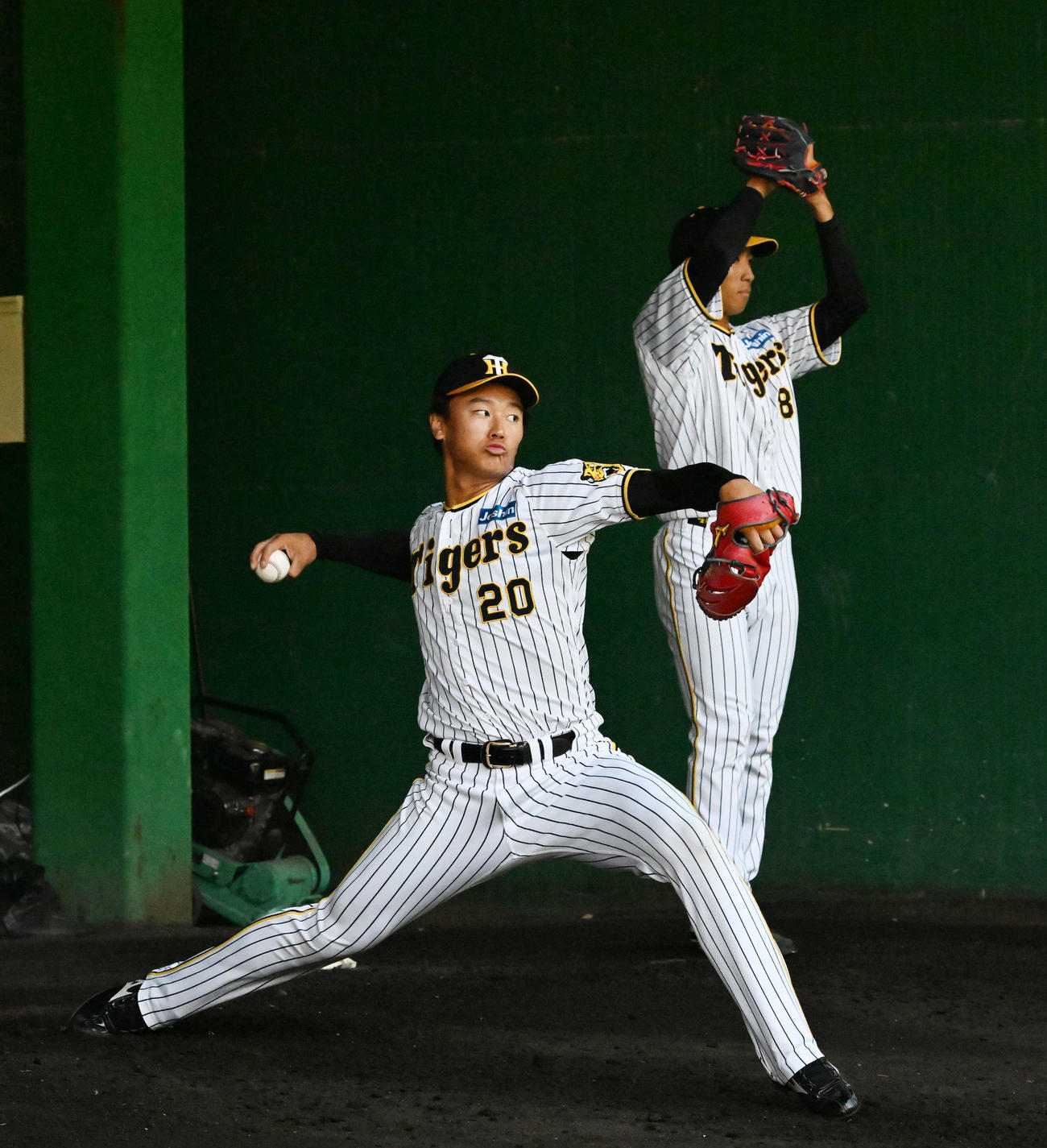 ブルペンで投球練習を行う森木（手前）と茨木（撮影・前岡正明）