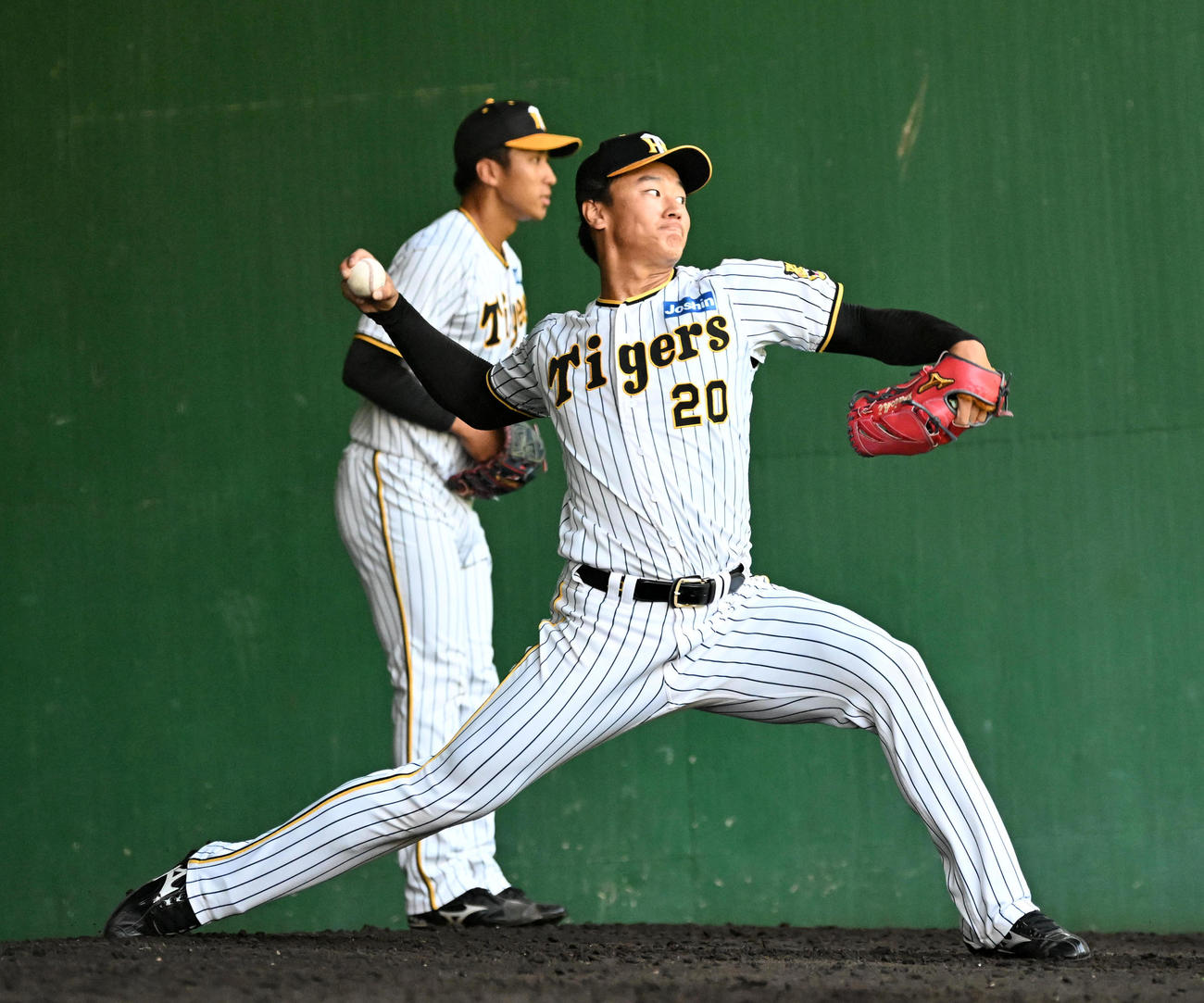 ブルペンで投球練習を行う森木（手前）と茨木（撮影・前岡正明）