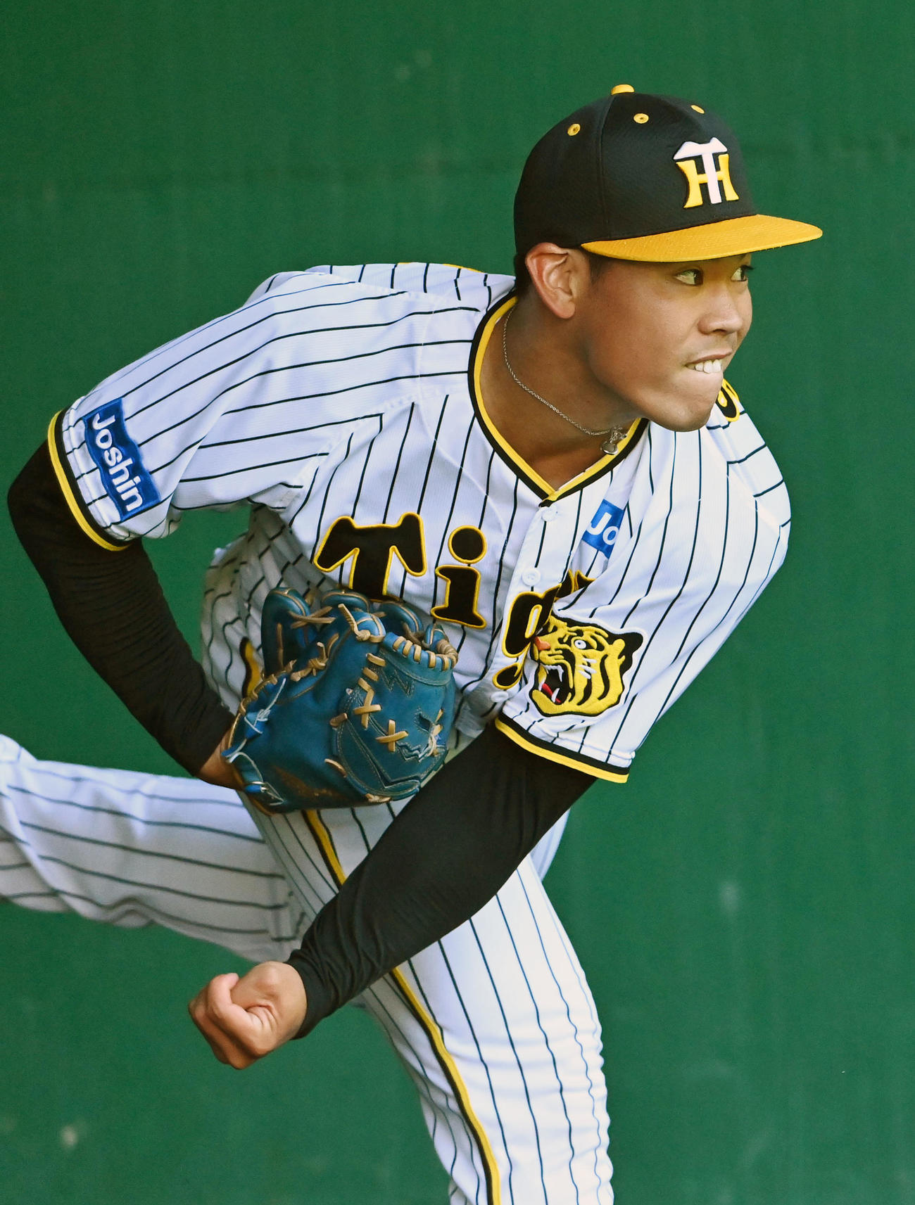 ブルペンで投球練習を行う鈴木（撮影・前岡正明）