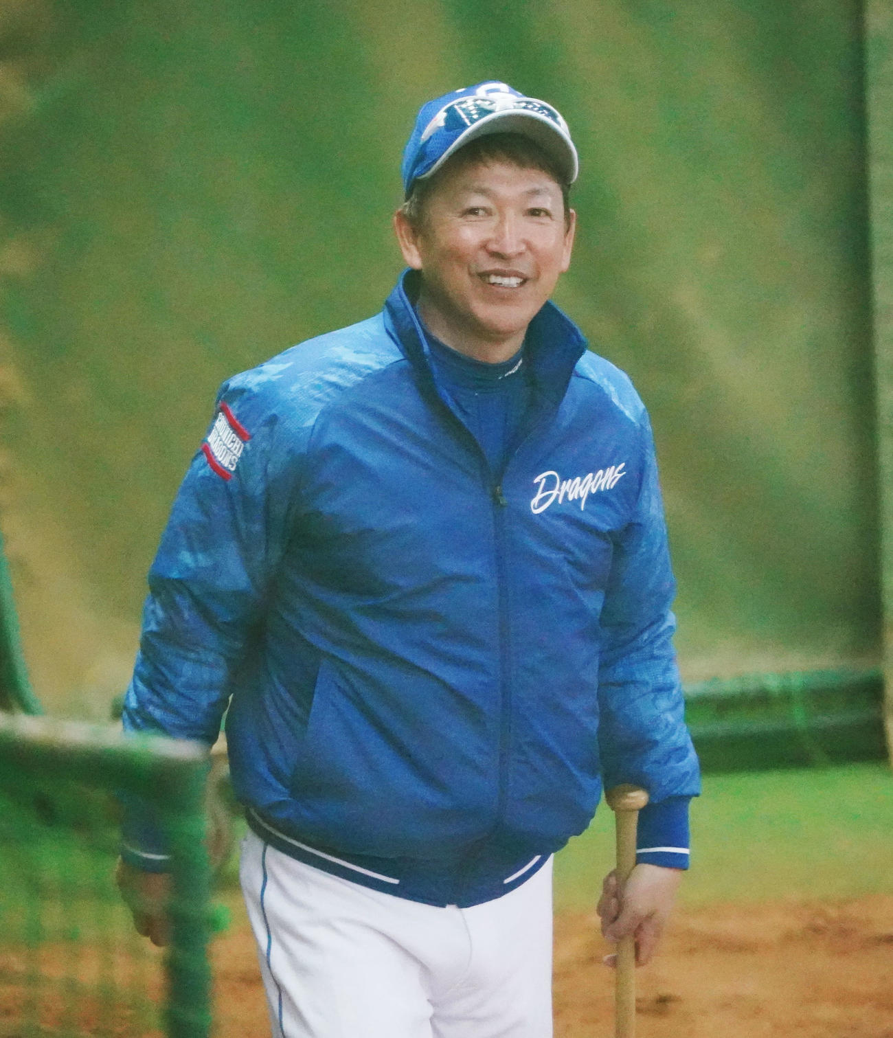 投内連係練習でにノックをする立浪監督（撮影・森本幸一）