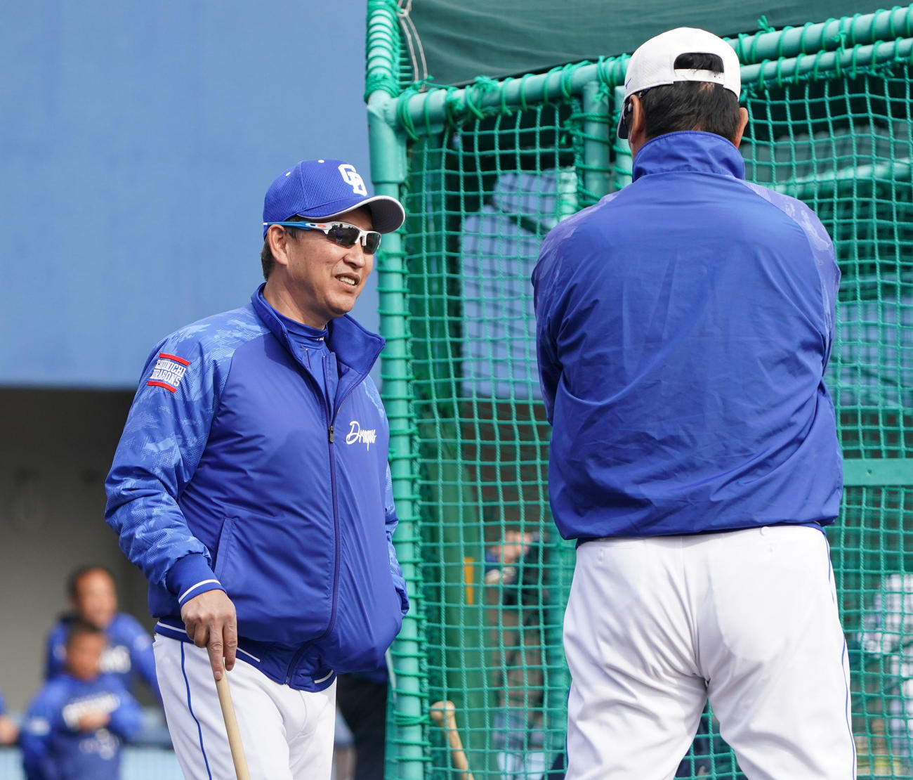 片岡ヘッドコーチと言葉を交わす立浪監督（左）（撮影・森本幸一）