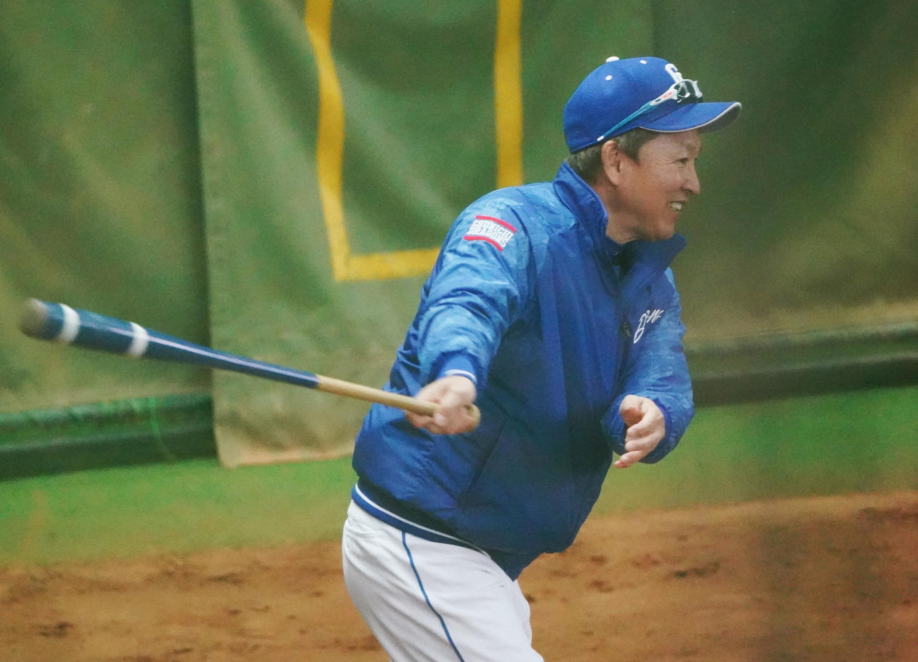 投内連係練習でにノックをする立浪監督（撮影・森本幸一）