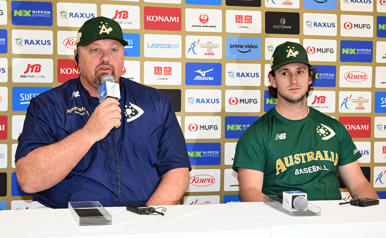 前日会見に臨んだオーストラリアのニルソン監督（左）とクーパーバサラキズ（撮影・たえ見朱実）