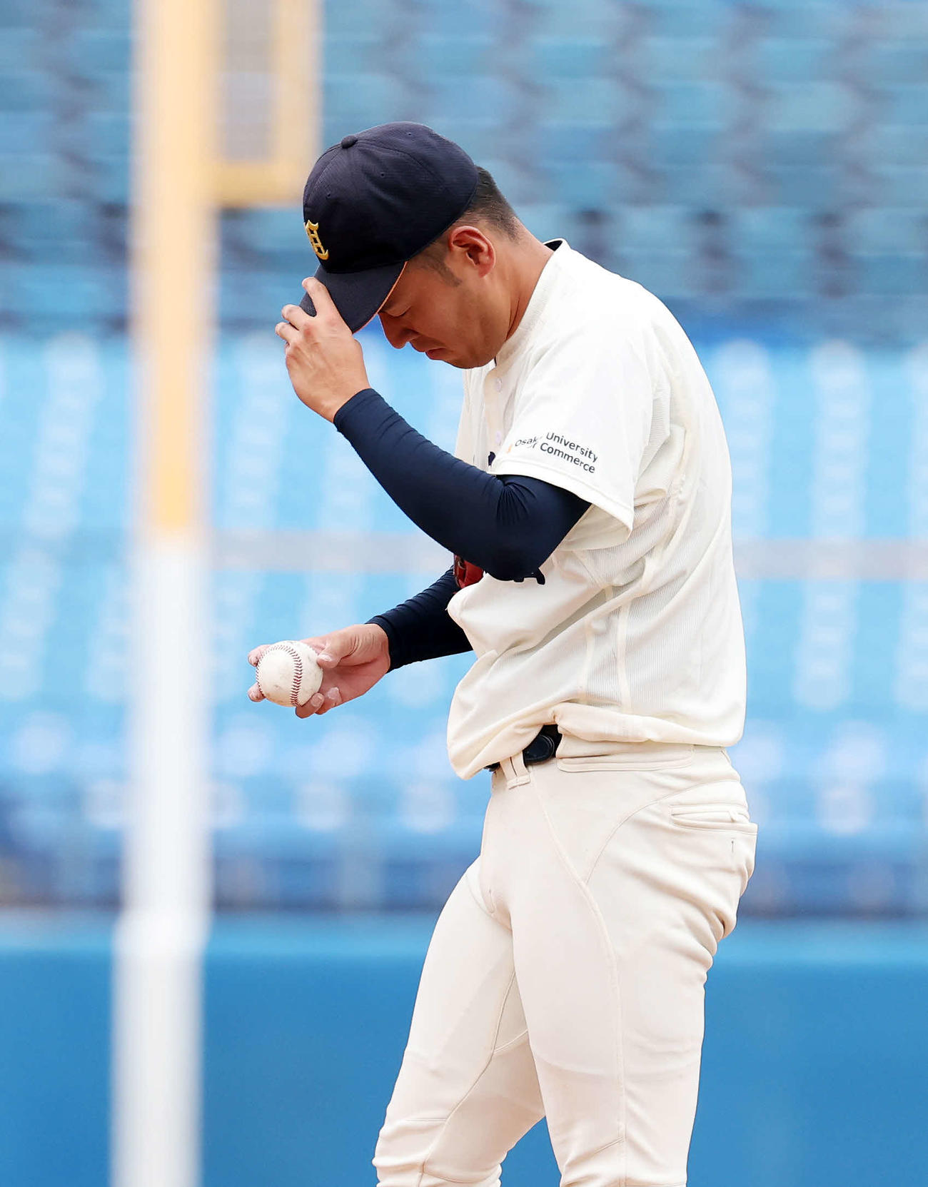 大商大対日本文理大　3回裏日本文理大2死二、三塁、中溝に左越え適時三塁打を放たれ悔しそうな表情を見せる大商大・上田（撮影・鈴木正人）