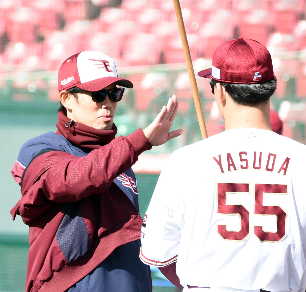 楽天安田（右）に声をかける今江監督（撮影・山田愛斗）