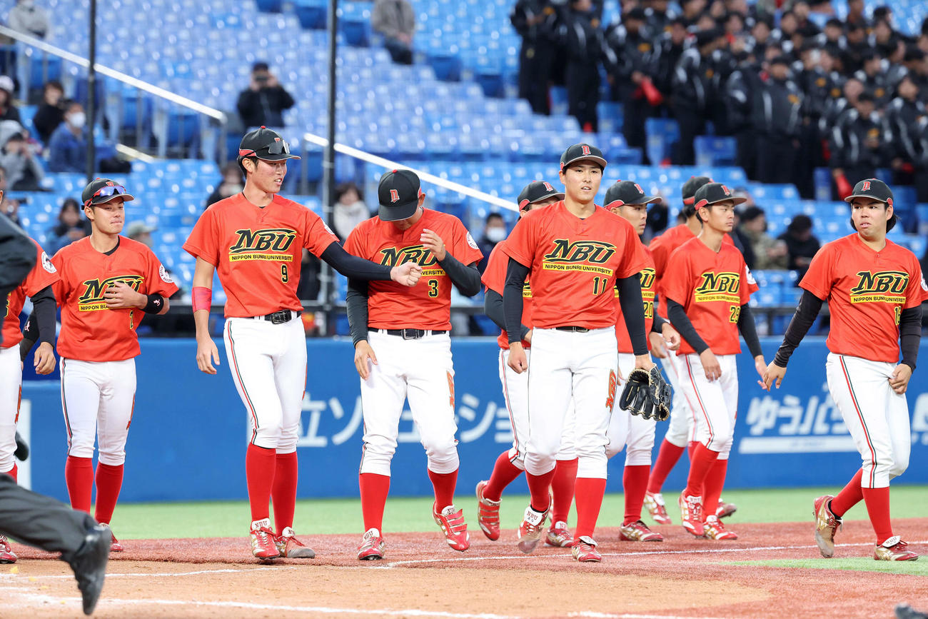 大商大対日本文理大　勝利し整列に向かう日本文理大の選手たち（撮影・鈴木正人）