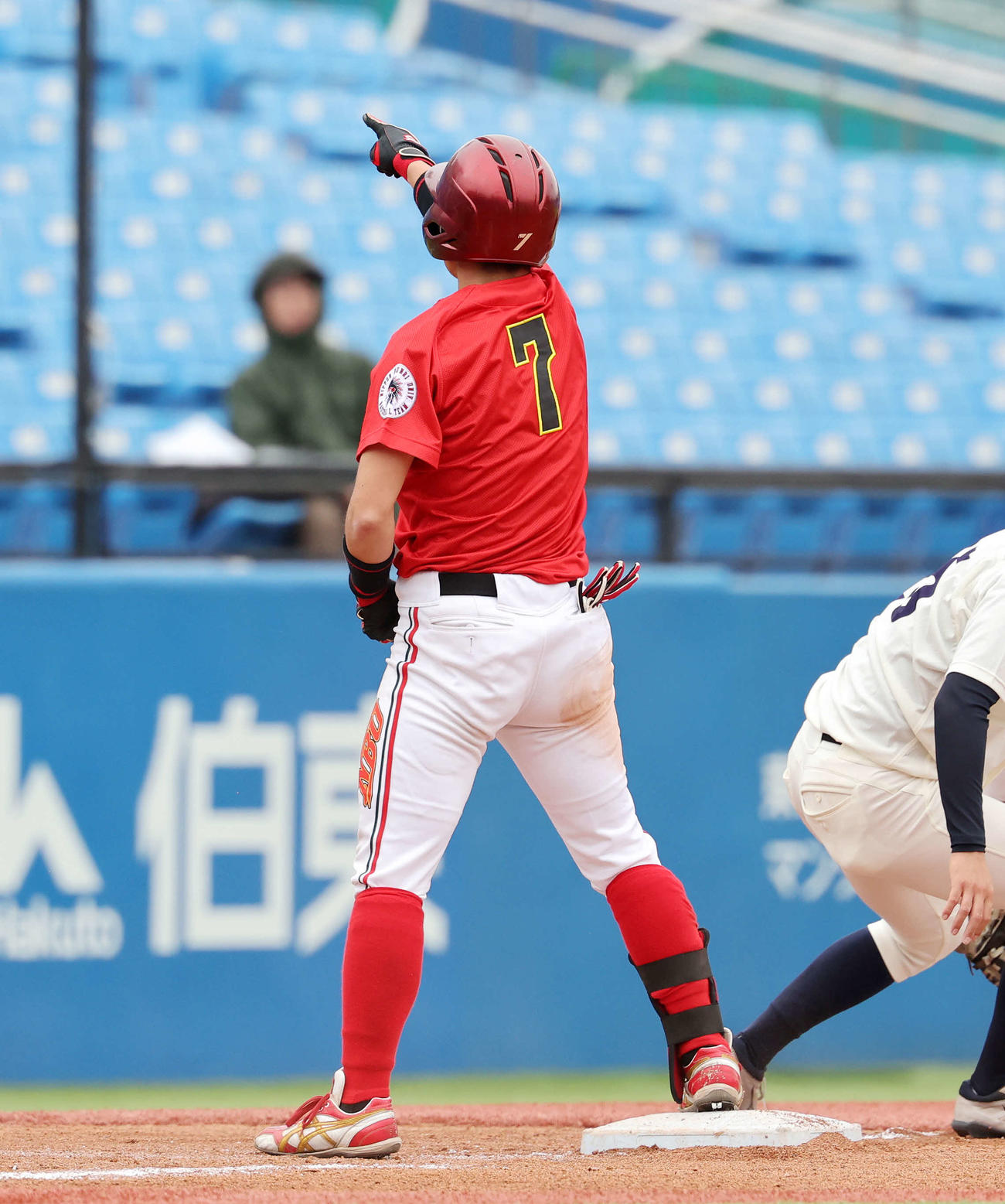大商大対日本文理大　3回裏日本文理大2死二、三塁、中溝は左越え適時三塁打を放ち応援席に向けポーズを決める（撮影・鈴木正人）