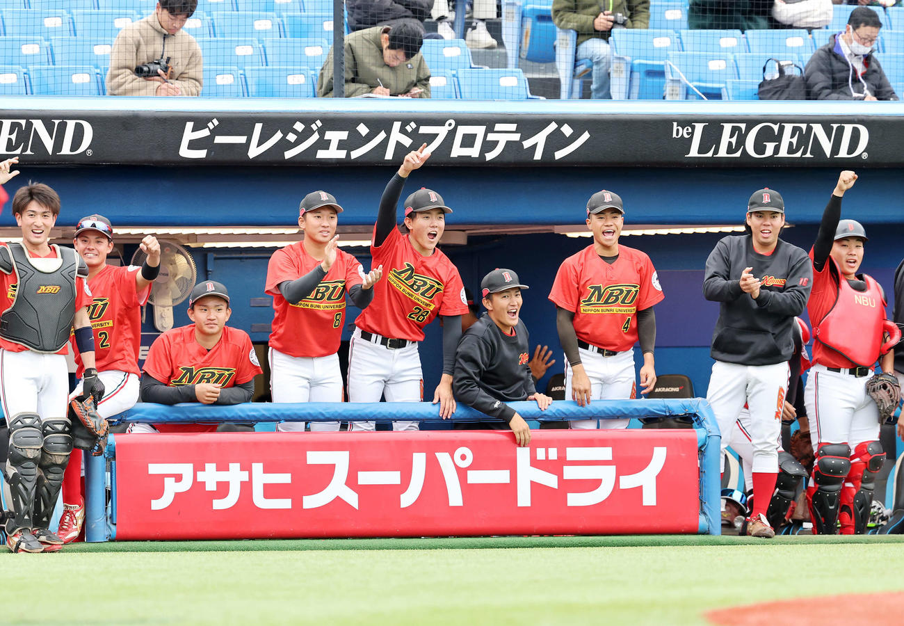 大商大対日本文理大　1回裏日本文理大2死一、三塁、中溝の暴投振り逃げで先制点を奪い喜ぶ選手たち（撮影・鈴木正人）