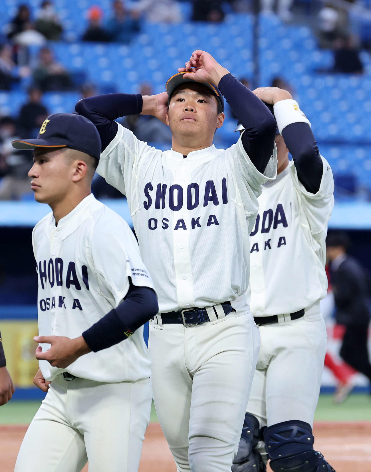 大商大対日本文理大　敗戦し引き揚げる大商大・高（中央）（撮影・鈴木正人）