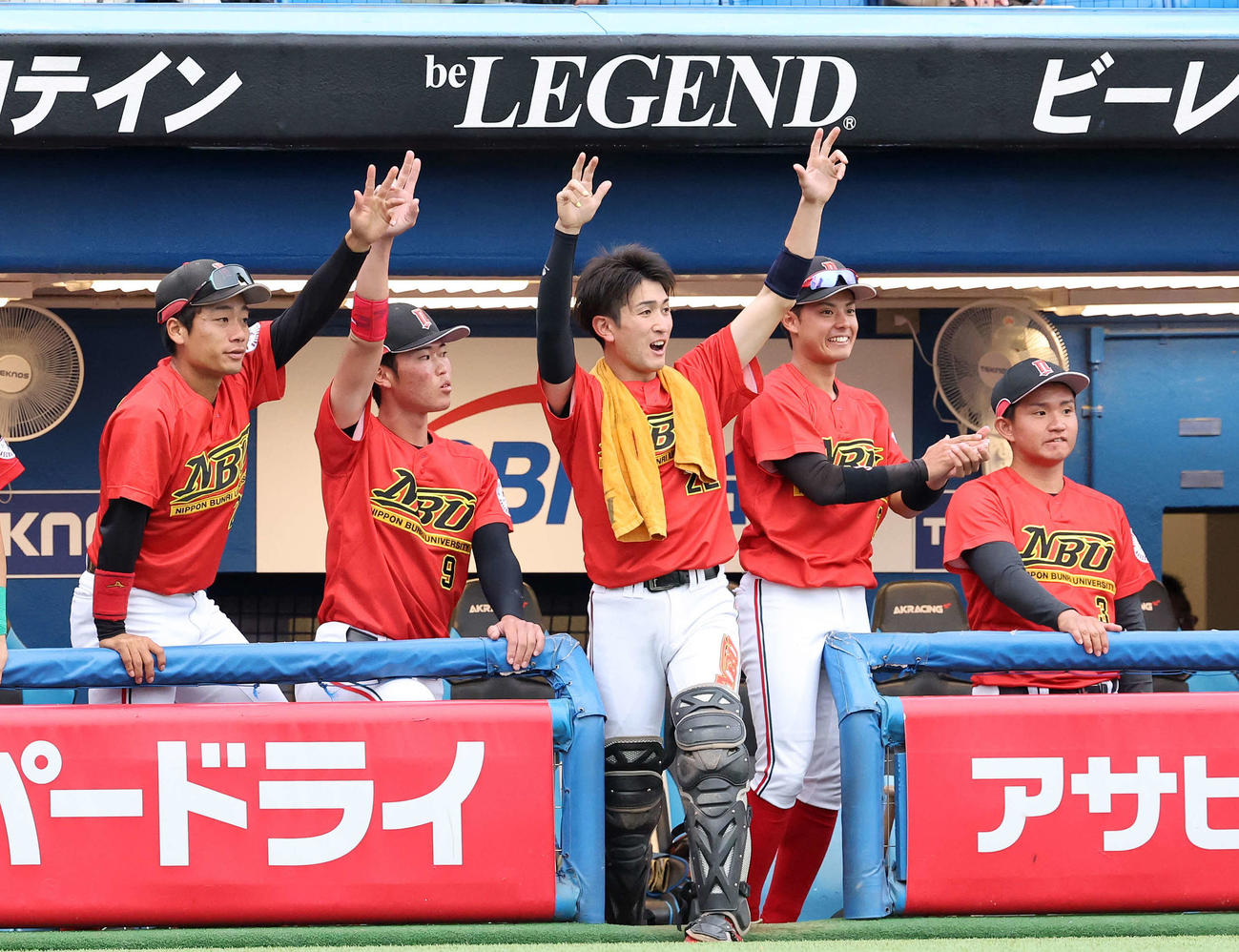 大商大対日本文理大　7回裏日本文理大1死二塁、中溝の左越え適時二塁打を喜ぶ選手たち（撮影・鈴木正人）