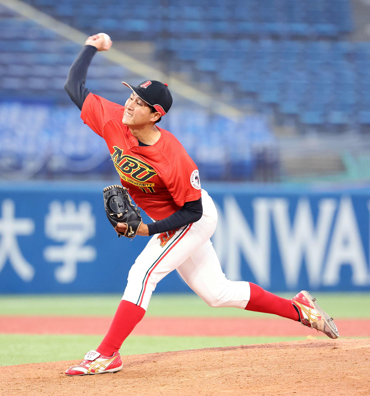 大商大対日本文理大　力投する日本文理大3番手の永谷（撮影・鈴木正人）
