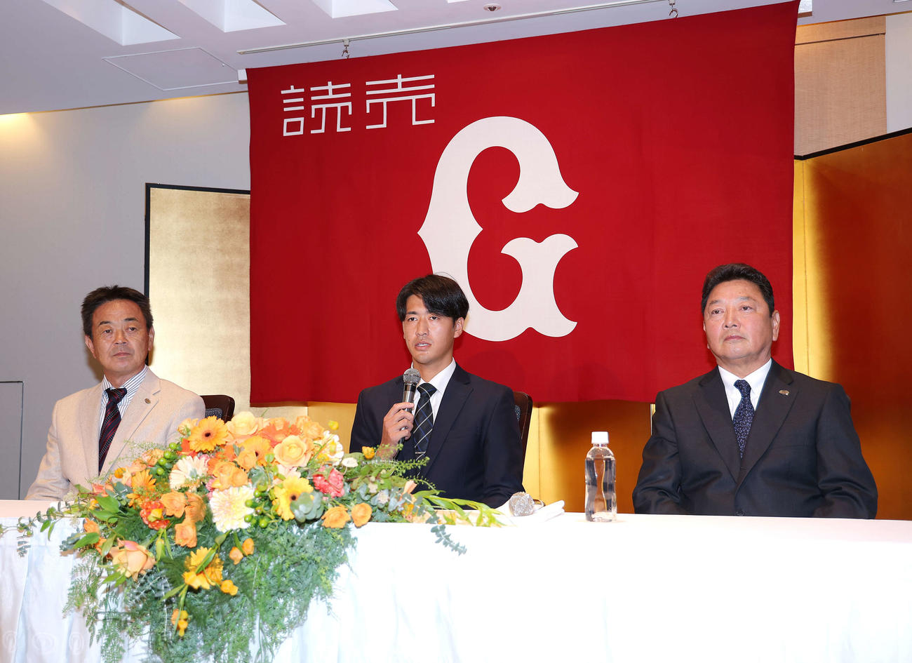 巨人の仮契約を終え会見に臨む、左から水野スカウト部長、中大・西舘、吉村編成本部長（撮影・河田真司）