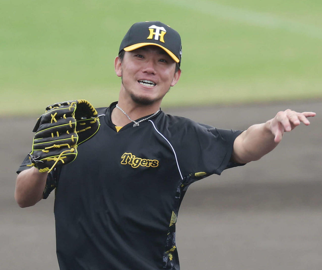 11日、ノックを受ける阪神伊藤将
