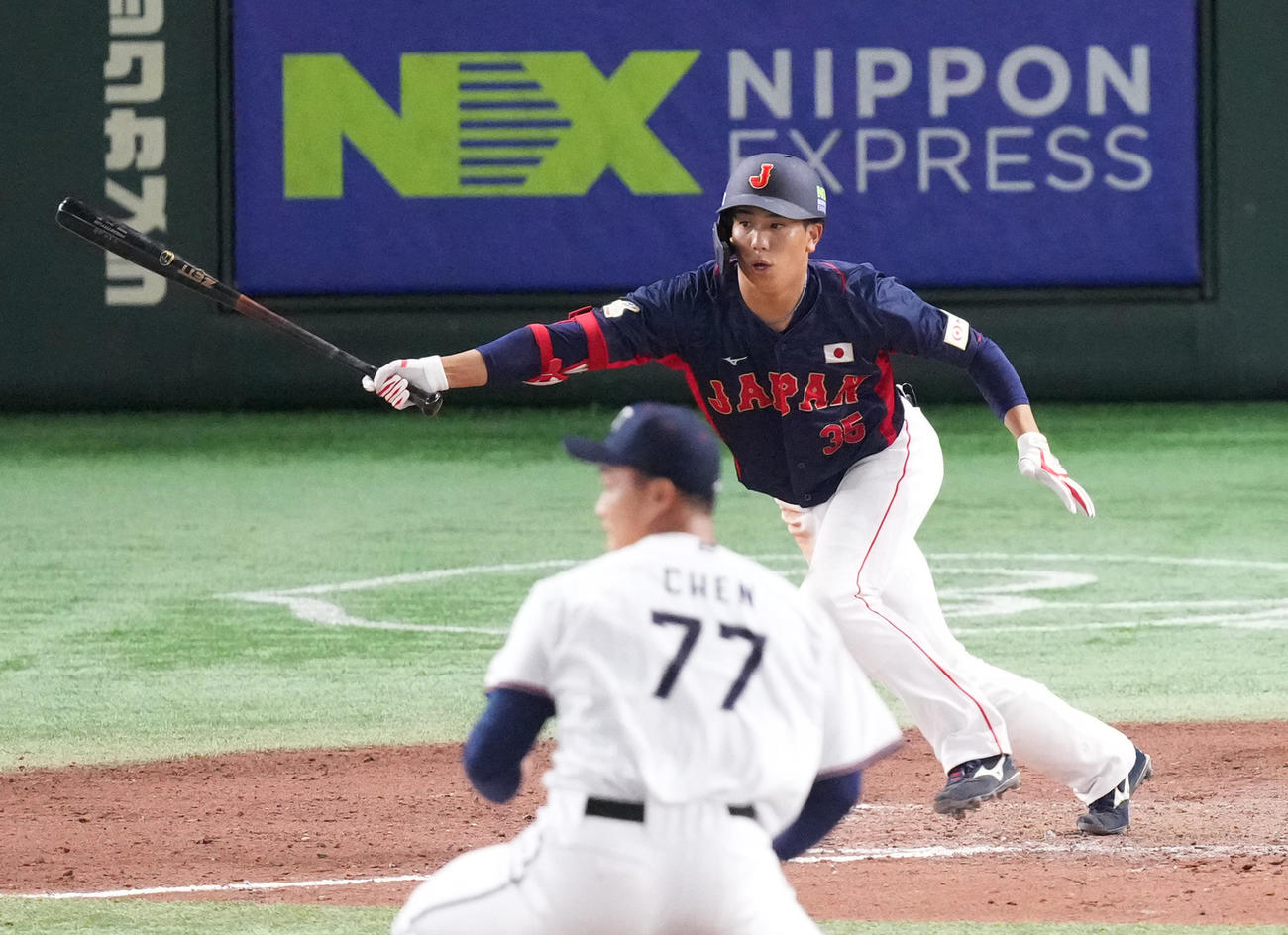 日本対台湾　9回表日本2死一、二塁、右適時打を放つ門脇。投手陳柏清（撮影・菅敏）
