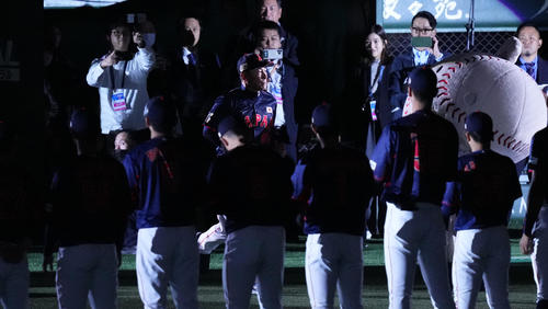 日本対台湾　試合前のセレモニーに登場する井端監督（中央）（撮影・菅敏）