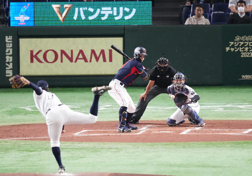 日本対台湾　2回表日本1死、見逃しの三振に倒れる佐藤輝。投手古林（撮影・菅敏）