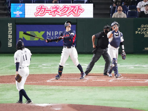 日本対台湾　5回表日本1死、三邪飛に倒れる佐藤輝。投手古林（撮影・菅敏）