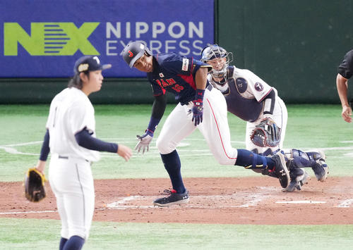 日本対台湾　5回表日本2死、三ゴロに倒れる万波。投手古林（撮影・菅敏）
