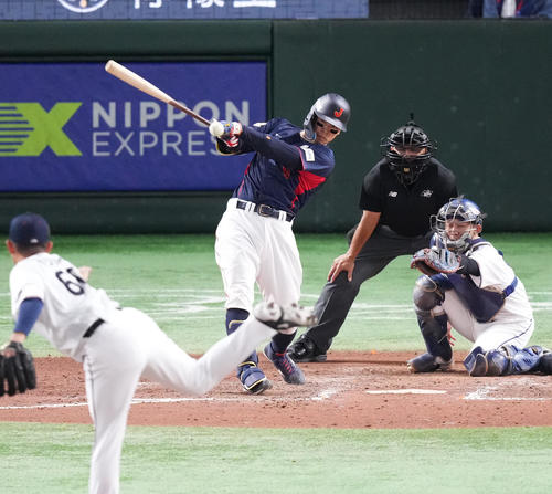 日本対台湾　9回表日本1死一、二塁、中前打を放つ佐藤輝（撮影・菅敏）