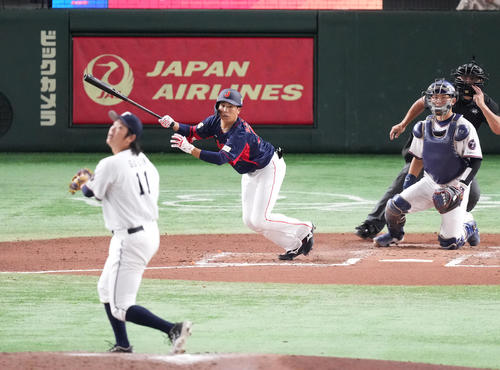 日本対台湾　6回表日本1死、中二塁打を放つ門脇。投手古林（撮影・菅敏）