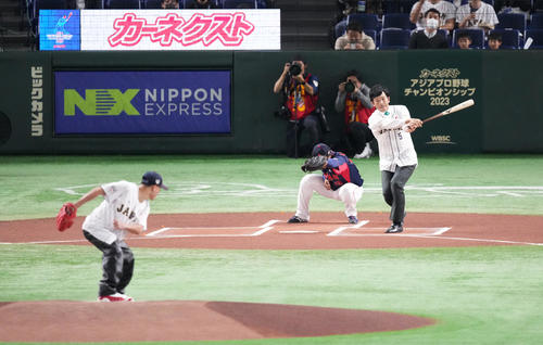 日本対台湾　始球式で那須川からボールを空振りする松田氏（撮影・菅敏）