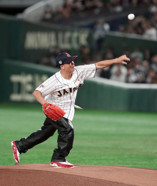 日本対台湾　始球式を務めた那須川天心（撮影・たえ見朱実）