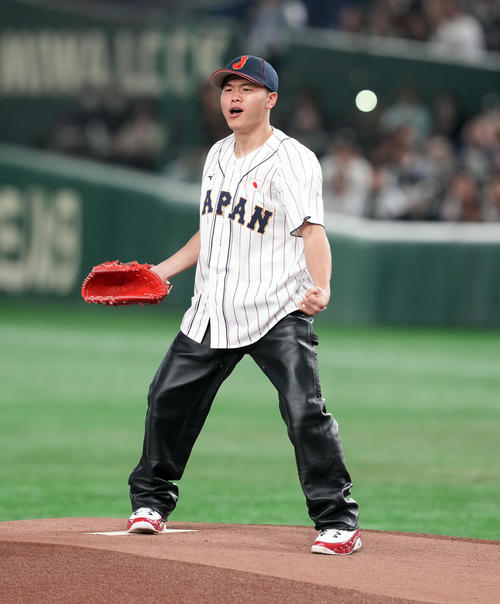 日本対台湾　始球式を務めた那須川天心（撮影・たえ見朱実）
