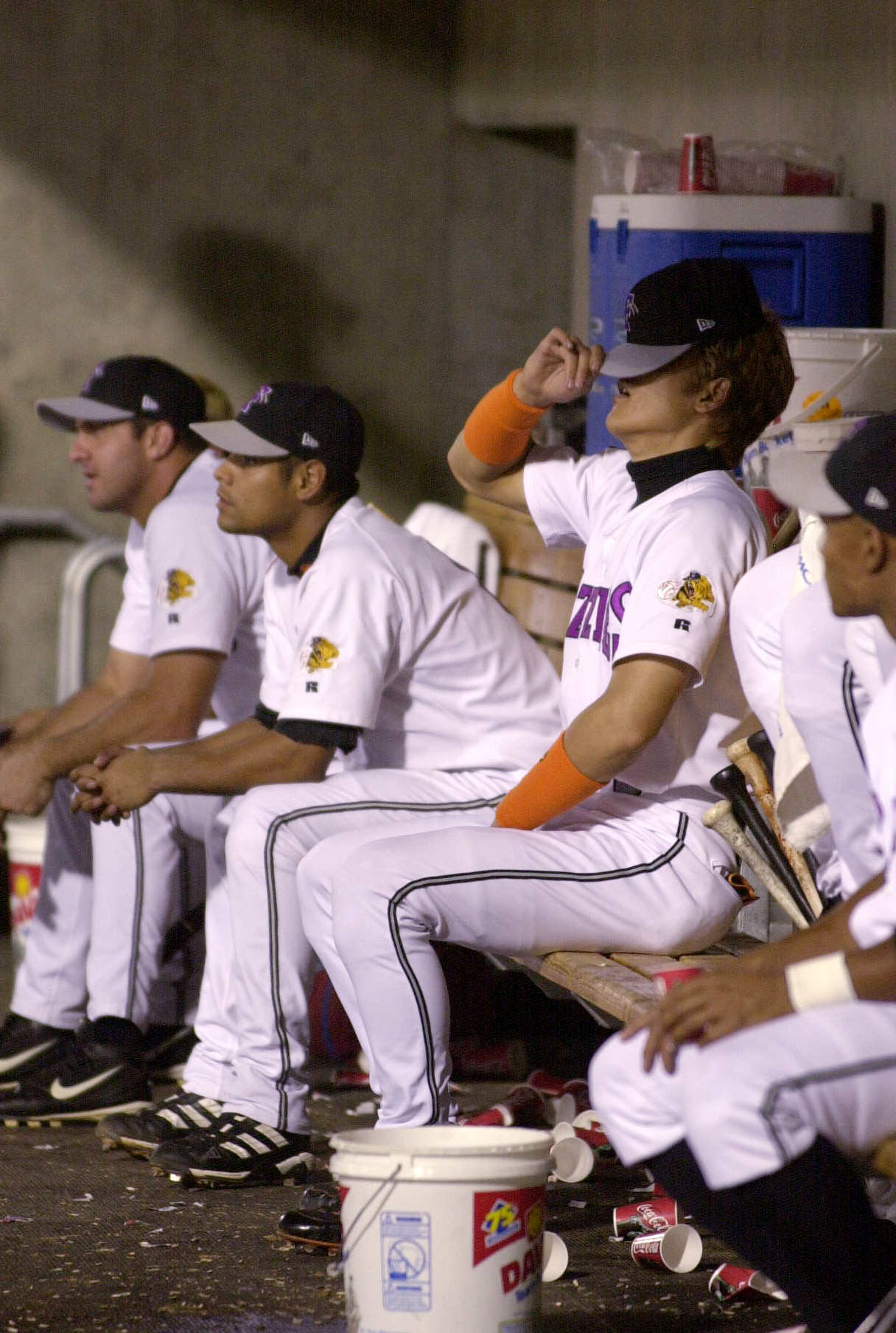 2002年8月10日、調整とは言え3A2試合をノーヒットのままでサンフランシスコに帰ることになった新庄剛志。ベンチでもさすがに表情はさえなかった
