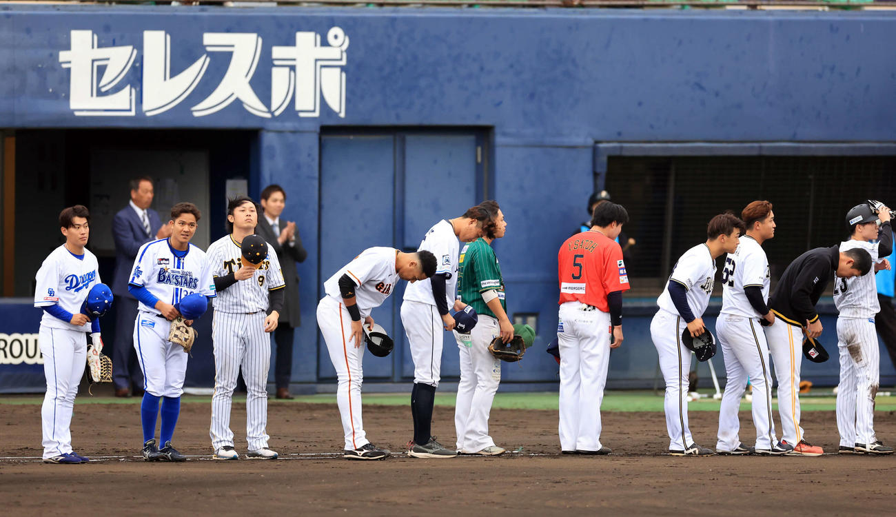 トライアウトを終え、スタンドにあいさつする高山俊（左から3人目）ら選手たち（撮影・浅見桂子）