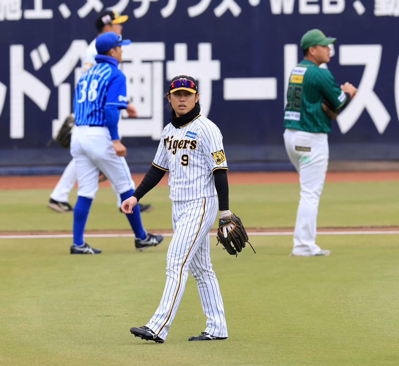 12球団トライアウトで外野に向かう元阪神高山俊（撮影・浅見桂子）
