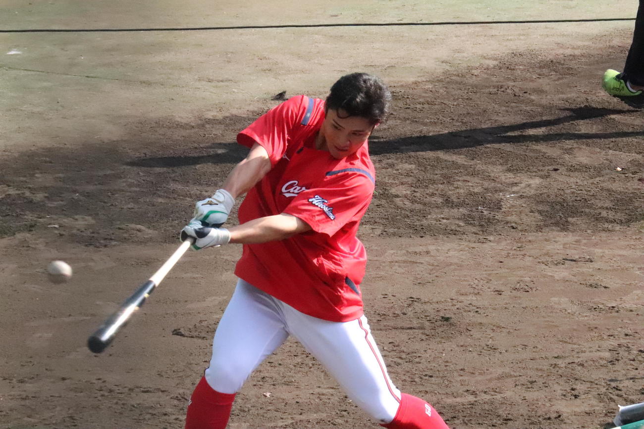 ティー打撃する広島田村俊介外野手（撮影・前原淳）