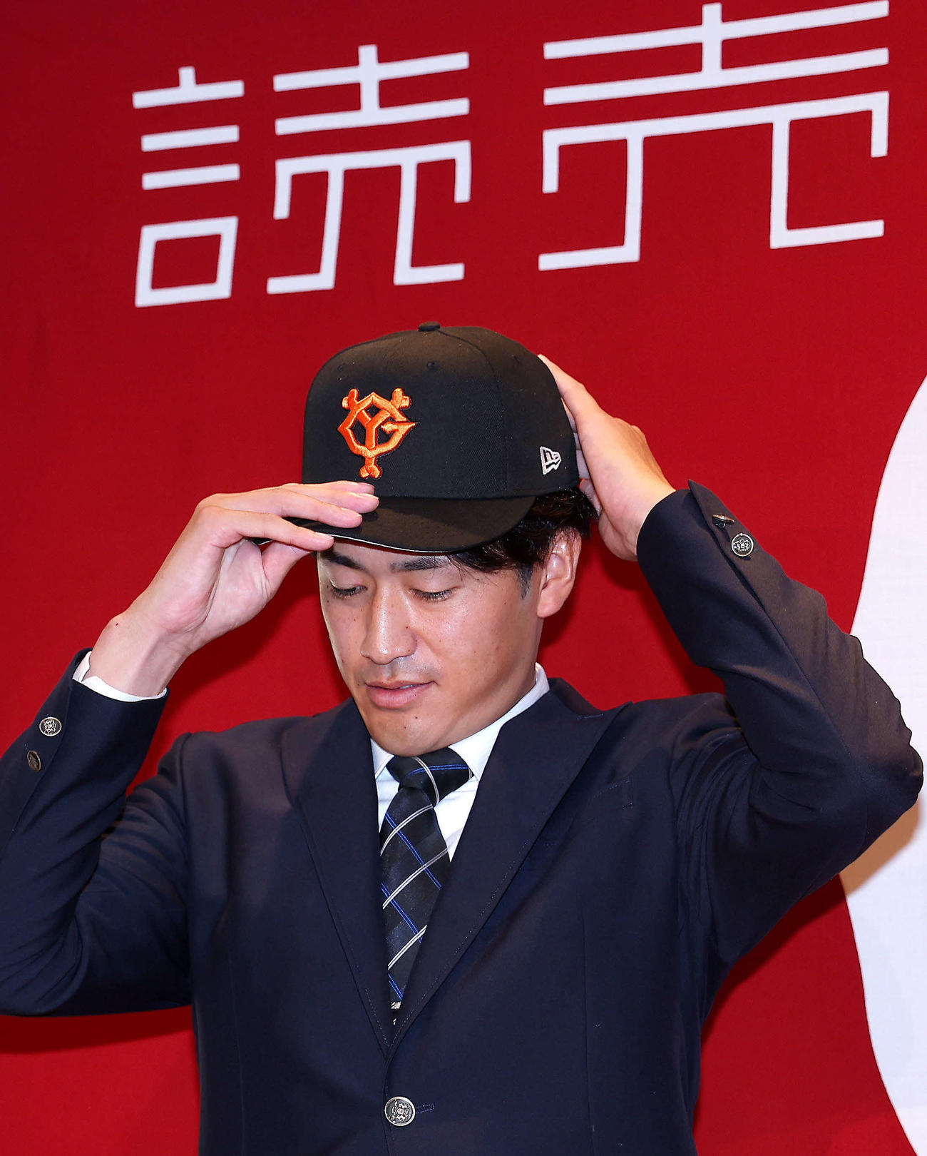 巨人の仮契約を終え、帽子をかぶる中大・西舘（撮影・河田真司）