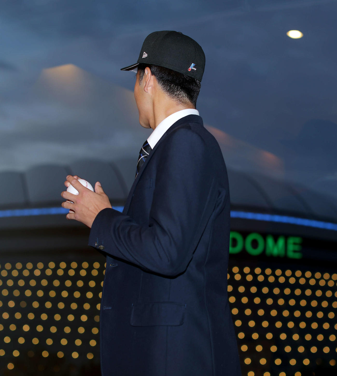 東京ドームをみつめる中大・西舘（撮影・河田真司）