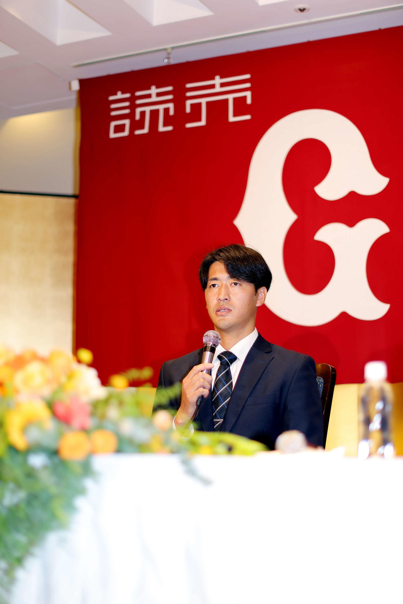 巨人の仮契約を終え、記者の質問に答える中大・西舘（撮影・河田真司）