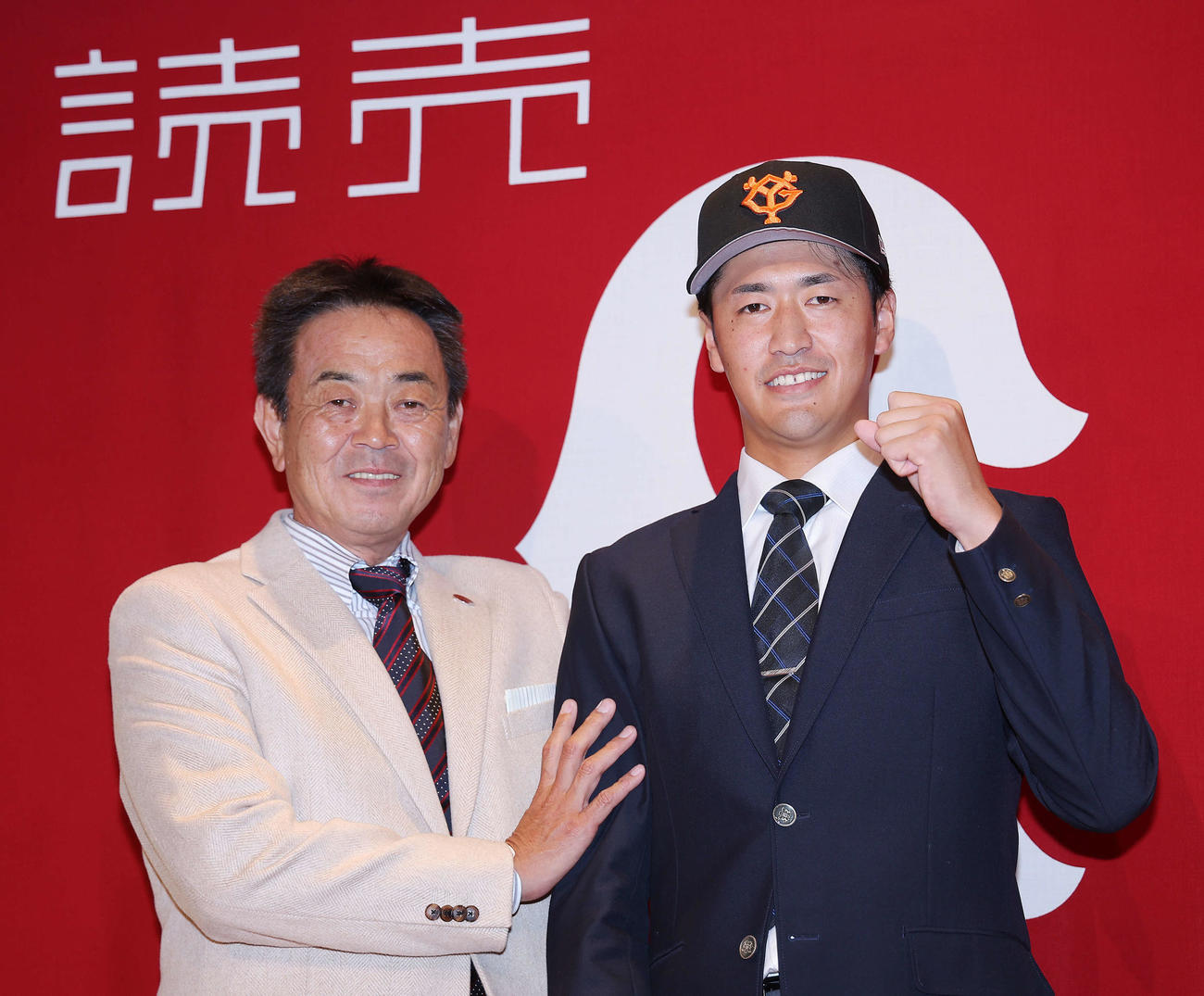 巨人の仮契約を終え、水野スカウト部長（左）と笑顔で写真に納まる中大・西舘（撮影・河田真司）