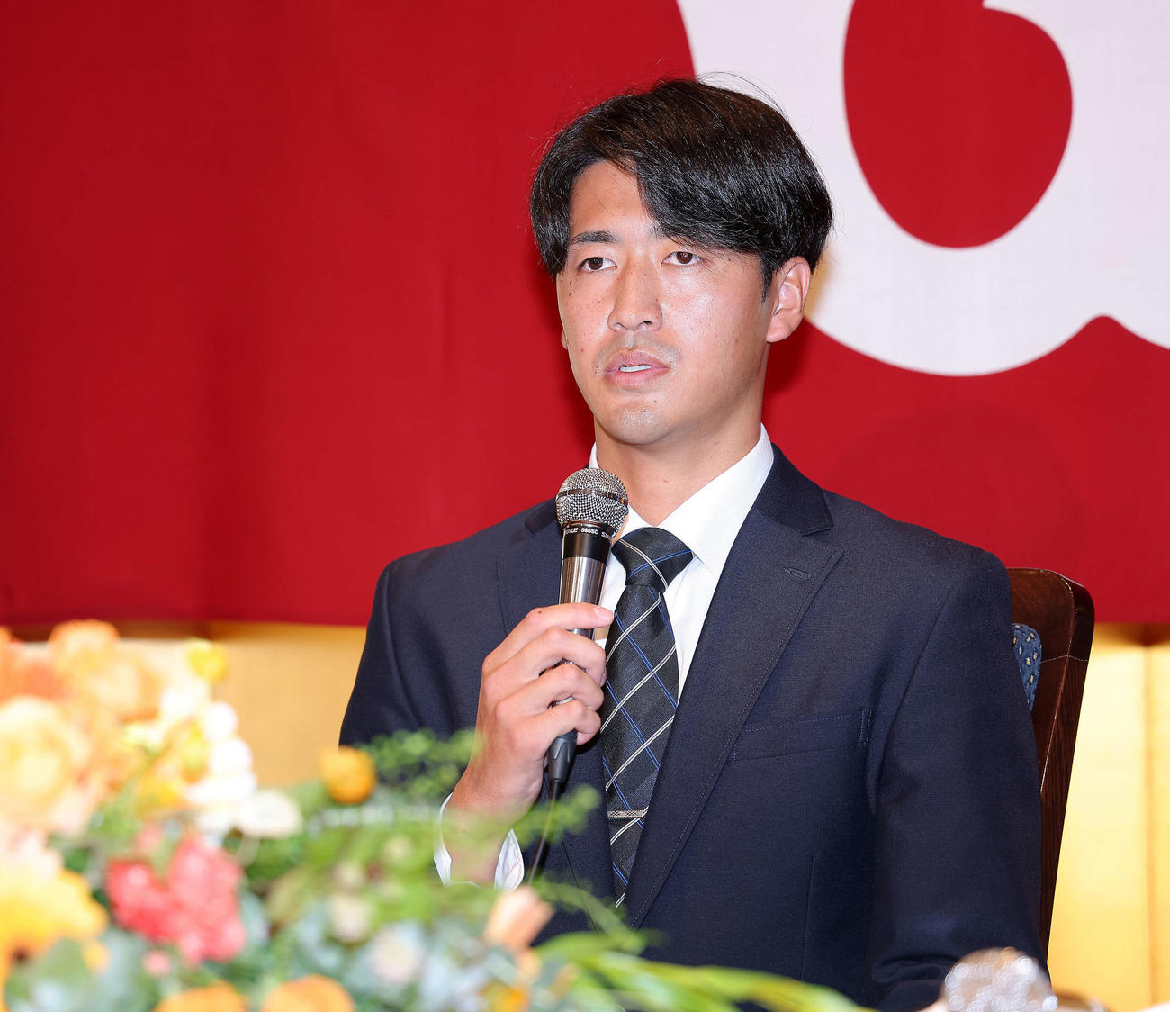 巨人の仮契約を終え、記者の質問に答える中大・西舘（撮影・河田真司）