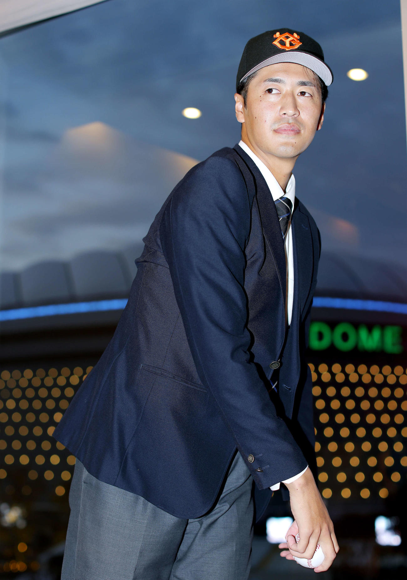 巨人の仮契約を終え、東京ドームをバックに写真に納まる中大・西舘（撮影・河田真司）
