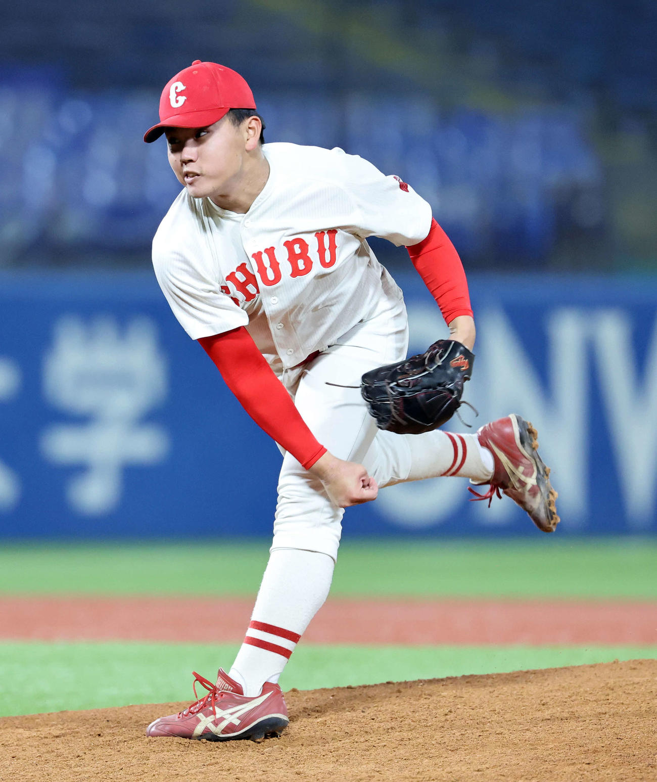 日体大対中部学院大　力投する中部学院大4番手の冷水（撮影・鈴木正人）