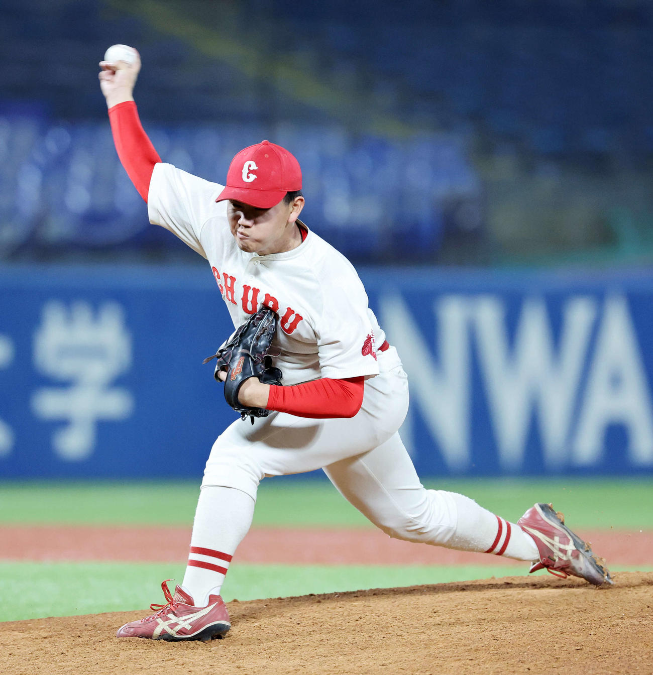 日体大対中部学院大　力投する中部学院大4番手の冷水（撮影・鈴木正人）